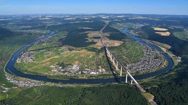 天空へと伸びる橋　ドイツ